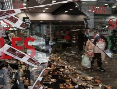 Άγνωστοι τα έκαναν «γυαλιά –καρφιά» στην Ερμού – Φθορές σε τζαμαρίες 11 καταστημάτων